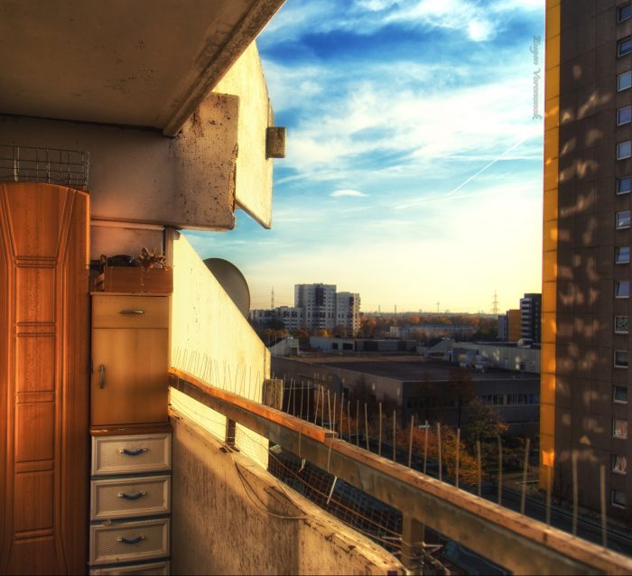 Blick von einem Hochhausbalkon über die Großwohnsiedlung Chorweiler im Abendlicht