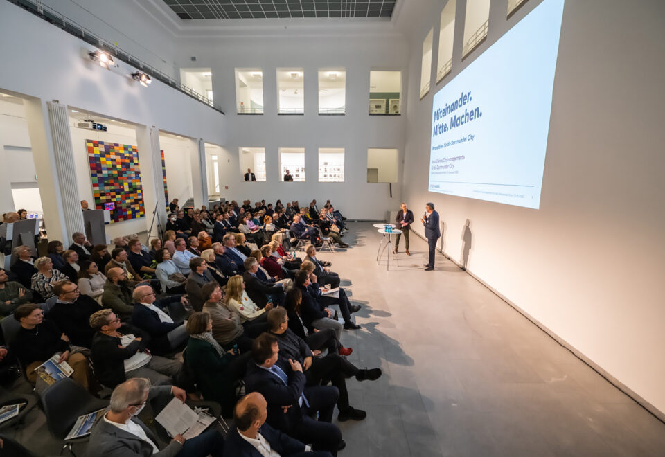 Vortrag vor vollem Saal bei der Abschlussveranstaltung in Dortmund