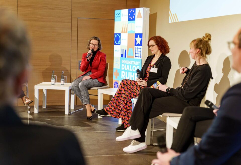 Podiumsgespräch mit vier Frauen auf der Bühne beim Innenstadtdialog Ruhr