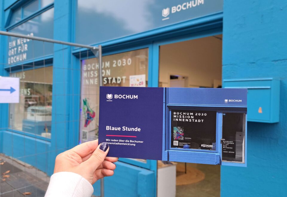 Einladungskarte Blaue Stunde zur Bochumer Innenstadtentwicklung vor dem Schaufenster Bochum 2030