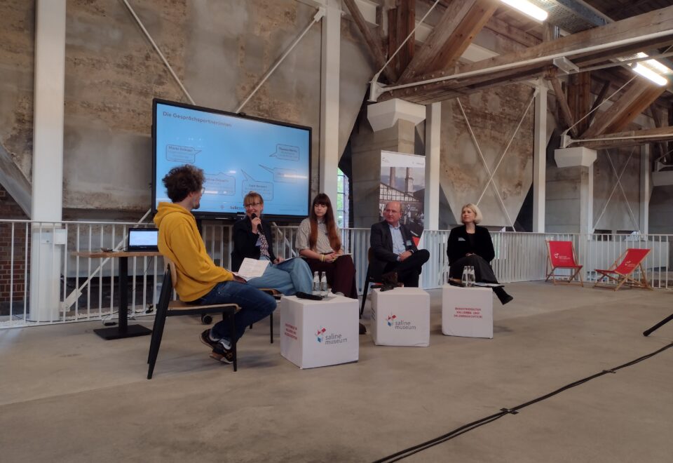 Podiumsgespräch mit fünf Personen bei der Innenstadtkonferenz Halle (Saale) im Salinemuseum